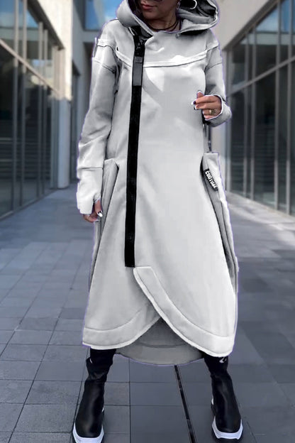 Robe à capuche à manches longues et ourlet asymétrique