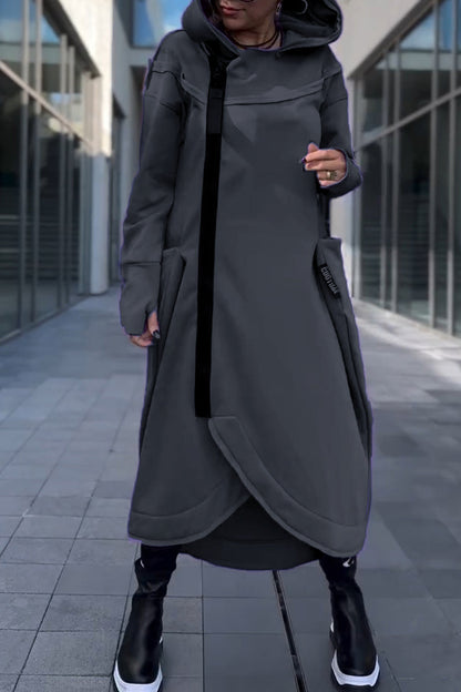 Robe à capuche à manches longues et ourlet asymétrique
