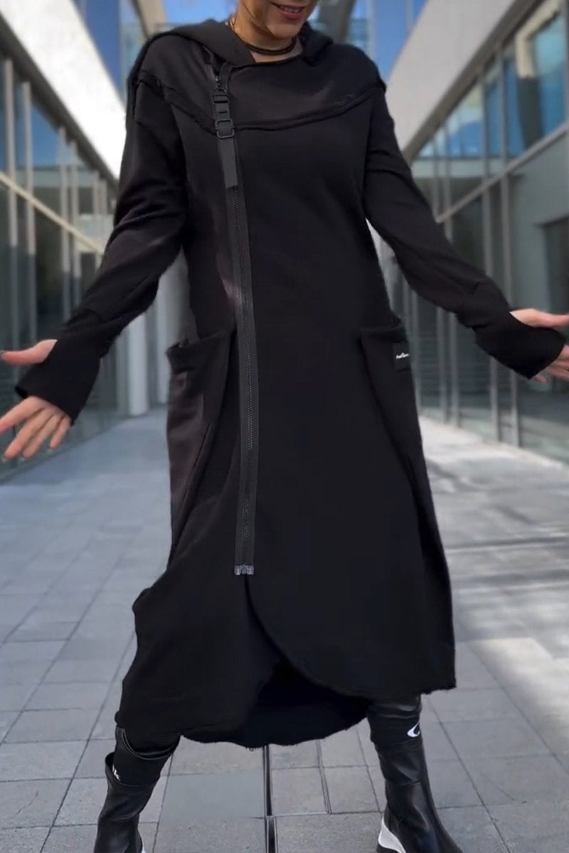 Robe à capuche à manches longues et ourlet asymétrique