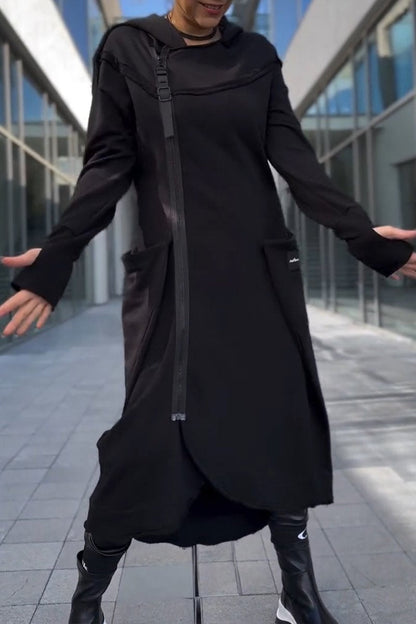 Robe à capuche à manches longues et ourlet asymétrique